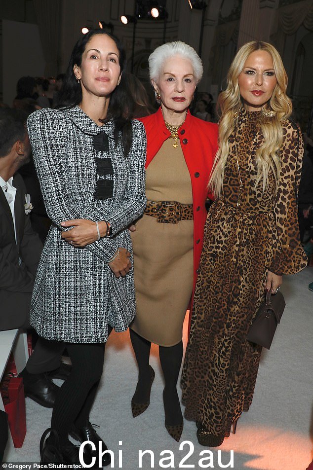 和明星本人一起!Carolina Herrera(中)和她的女儿 Patricia Cristina(左)也出现在会场,她穿着灰色粗花呢连衣裙和黑色紧身裤和乐福鞋;这两款与 Rachel Zoe