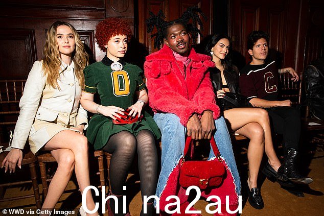 他被合照在一组包括 Zoey Deutch、Ice Spice、Camila Mendes 和 Rudy Mancuso