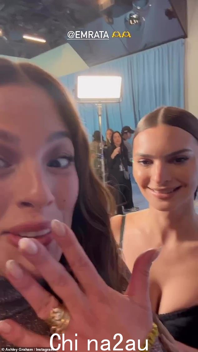 Emily 和 Ashley:Emily Ratajkowski 与 Ashley Graham 在纽约时装周的 Tory Burch 秀上合影