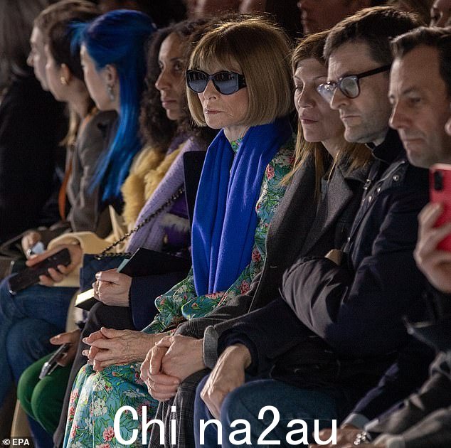 图例:Anna Wintour,73 岁,一如既往地坐在前排,戴着她标志性的波波头和黑色墨镜,让这位传奇人物在时装秀的中心占据一席之地