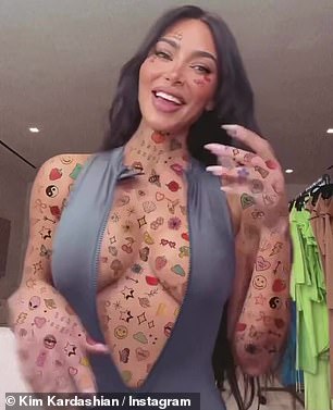 宽敞:这位女商人似乎在室内的一个大房间里,旁边有一个架子,上面摆满了颜色协调的各种衣服