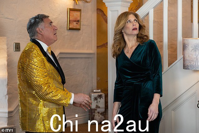 工作中:当 Bernice 确认一位她显然喜欢的竖琴手将在 B&B 的开幕之夜表演时,Bob 泄气了