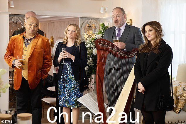 他们来了!在 Bob 和 Bernice 从 Eric Pollard 手中买下这处房产后,村里的人来到 B&B 庆祝它的盛大开业