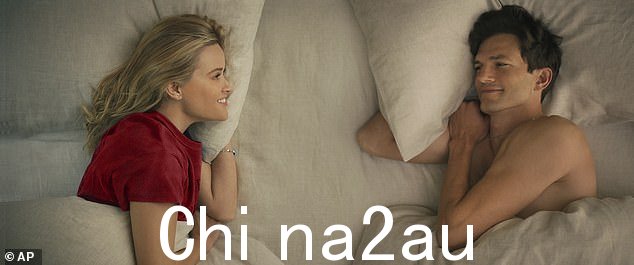 浪漫喜剧:阿什顿在 CBS 脱口秀节目中宣传他与瑞茜·威瑟斯彭合作的新浪漫喜剧《你的地方还是我的》,在 Netflix 上以静止形式播放” class=