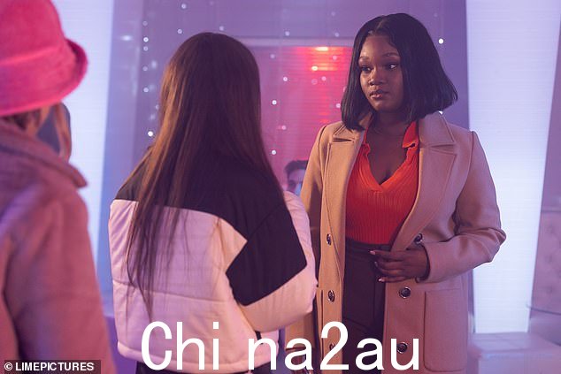 紧张!在接下来的场景中,Peri Lomax 试图通过在公园组织一个小型节日来表达她对 Juliet 的支持,然后建议他们应该搬到一起住