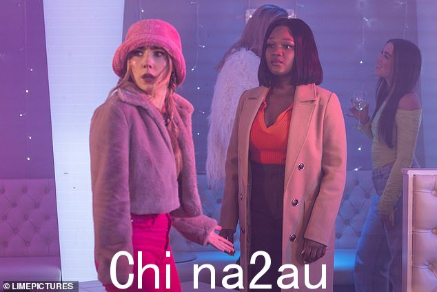 糟糕!当 Peri 寻求帮助控制她醉酒的女友时,事情发生了变化,她不小心撞到了 Zoe Anderson,导致被捕 - Juliet 终于明白了吗?” class=