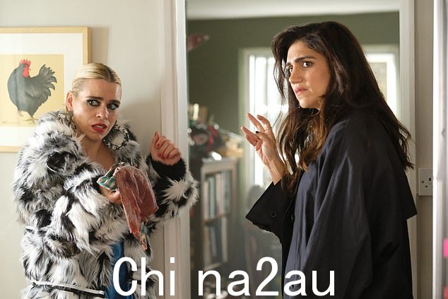 Lelia Farzad(饰演 Lou Slack)最出名的角色是她在热播剧 I Hat 中扮演 Suzie 的经纪人e 苏西。与联合主演 Billie Piper 合照