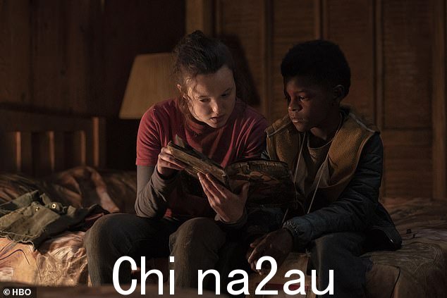 In character: Bella 谈到了她流动的身份如何影响了她对 Ellie 的刻画,觉得戴上活页夹有助于她专注于布景