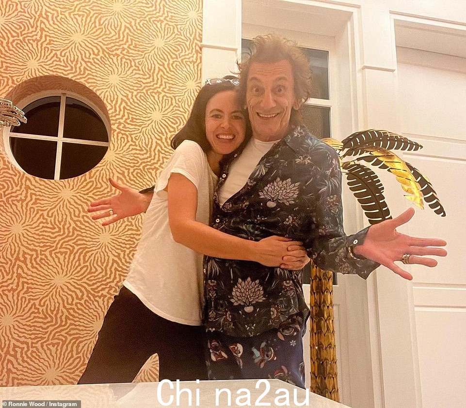 快乐:75 岁的 Ronnie Wood 和他 45 岁的妻子 Sally 合影留念