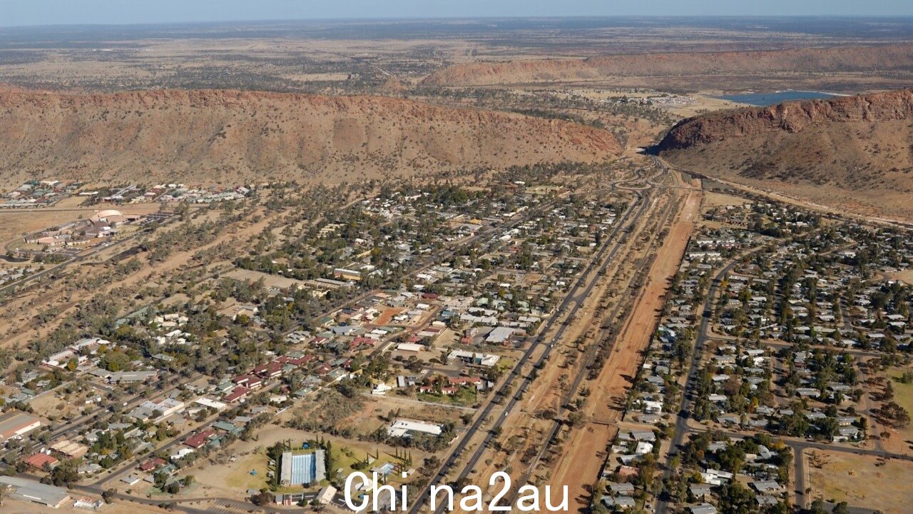被围困的企业:北领地政府为城镇营地引入紧急酒精立法” /><p>在一个有影响力的社交媒体账户背后记录爱丽丝泉犯罪危机的人指责 Facebook 在他因“欺凌和骚扰”而被停职后试图“关闭真相”