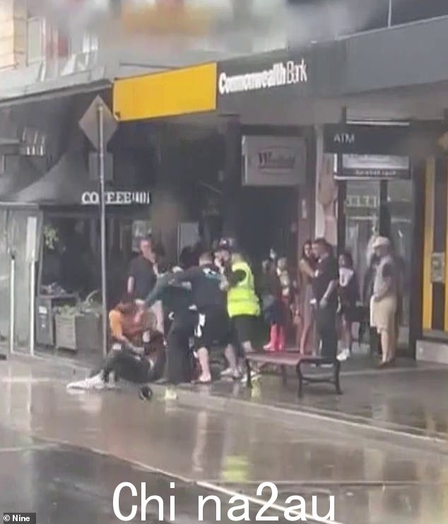 周二下午,这场野蛮的斗殴威胁要蔓延到 Burwood Road