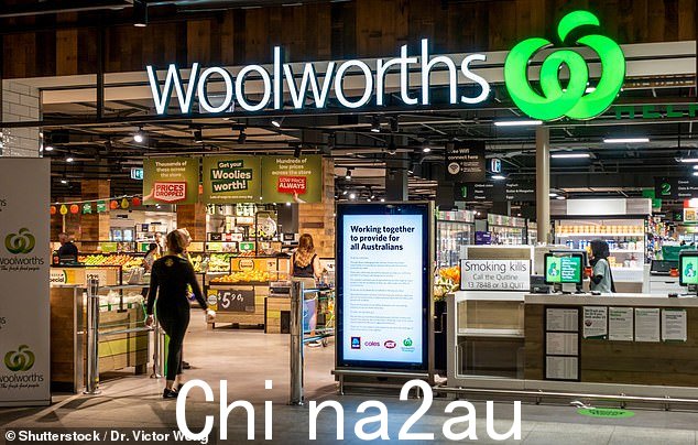 现在大多数 Woolworths 商店都拥有时尚的设计、深色配色方案的自助收银机、数字屏幕、现代操作系统和新的'apple skin' logo