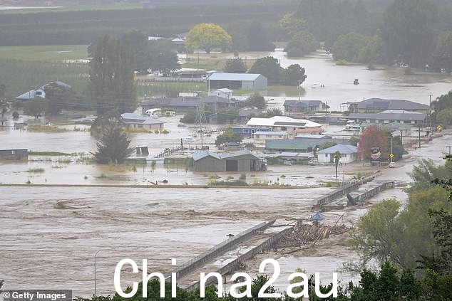  Tutaekuri 河上的 Waiohiki 桥被冲毁，内皮尔的房屋被淹