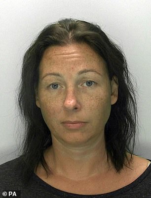 Con: Lyne Barlow 的警察面部照片,39