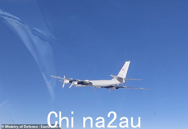 Vladimir Putin 今天向天空派遣了两架具有核能力的轰炸机,以向西方展示力量,正如北约官员在布鲁塞尔举行的会议。图为:从窗口看到的一架 Tu-95MS另一个,在普京派他们飞越白令海之后