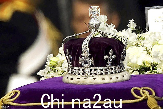 太后也选择不佩戴著名的 105 克拉 Koh-i-N oor 钻石,(镶嵌在为英国已故王太后制作的王冠正面的马耳他十字上)也被称为“光之山”,自 1850 年被赠送给维多利亚女王以来,历任女王都佩戴过。 =