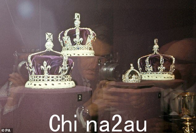 1967 年在伦敦塔皇冠珠宝屋上层陈列的皇冠,展示了印度皇冠(左),为伊丽莎白女王制作的皇冠1937 年的太后,戴着光之山、玛丽王后的王冠和维多利亚女王的小王冠