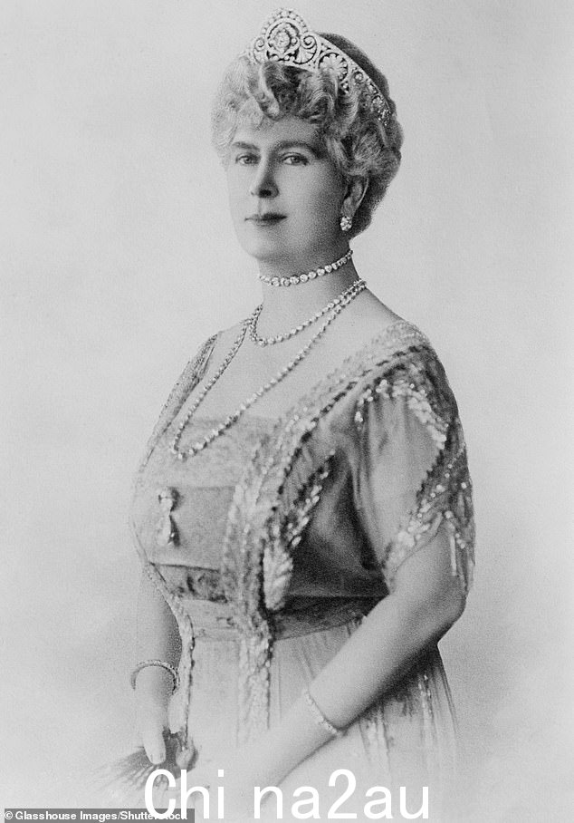 玛丽女王,乔治五世的配偶,摄于 1921 年。她于 1911 年委托制作王冠