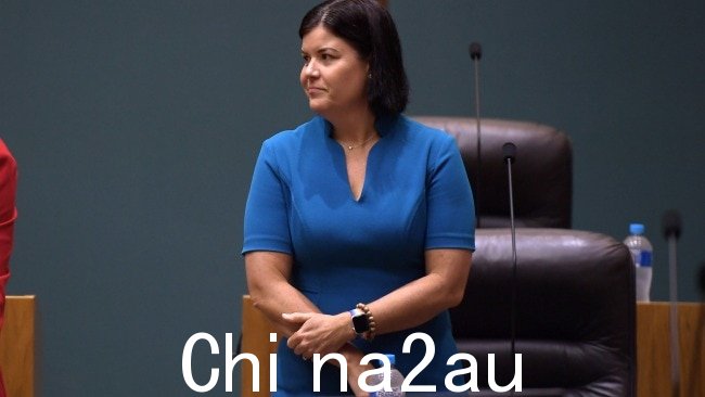 周二晚上在议会发表讲话时,首席部长 Natasha Fyles 表示必须尊重社区的声音,并补充说人们必须停止玩政治游戏。这个问题。图片:(A)manda Parkinson