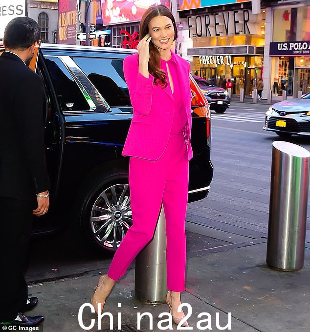 发挥潜力:Karlie 解释说,她想为在 Instagram 上关注她的年轻女性找到一种方法,让他们“有机会学习如何编码并发挥这些空间的潜力。” class=