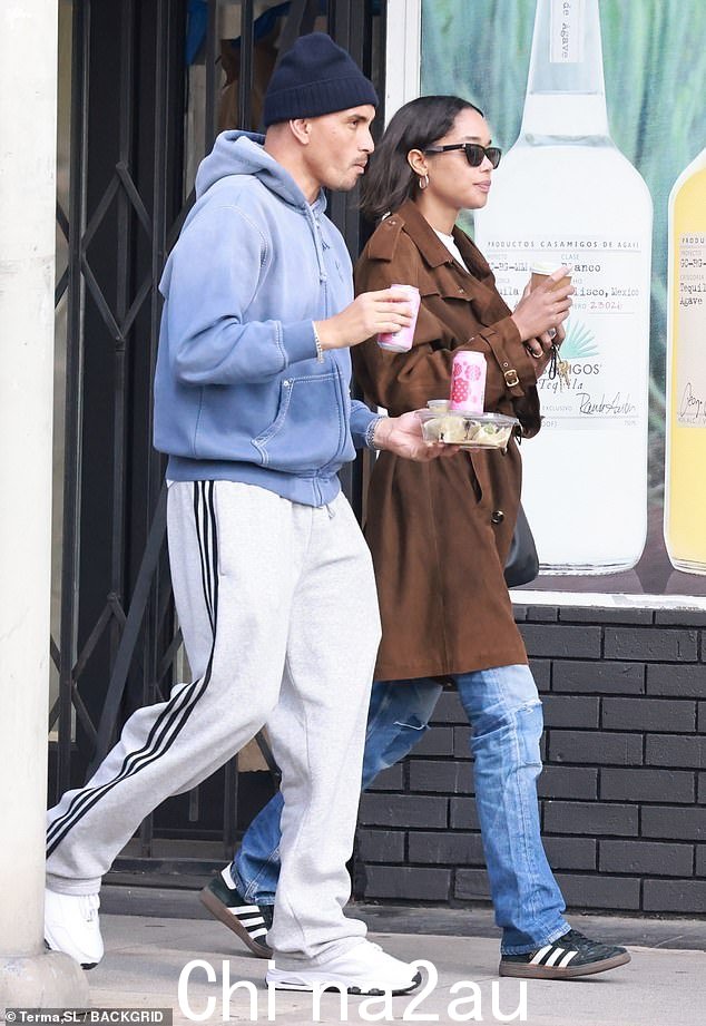 优质时间:Laura Harrier 周一被发现在洛杉矶的 Los Feliz 街区与准丈夫 Sam Jarou