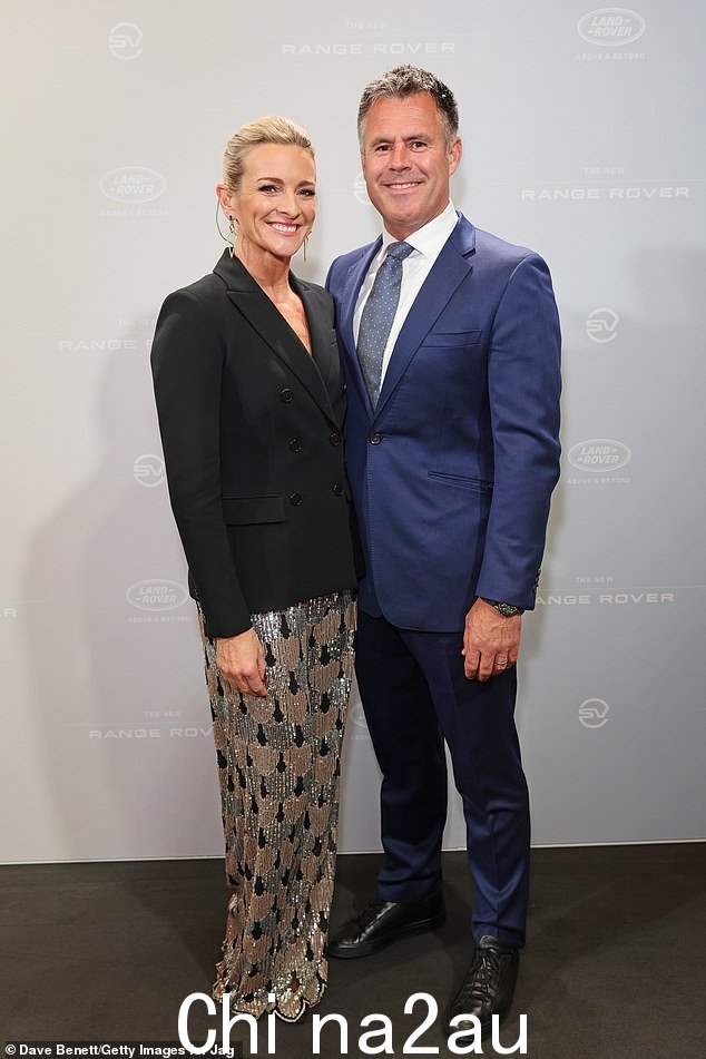Candid: Kenny 最近公开了他与妻子 Gabby 的性生活,在接受治疗以治愈他的前列腺癌后(如图 2021 年 10 月)