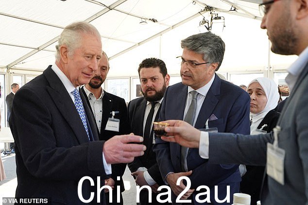 国王查尔斯在与叙利亚侨民社区成员交谈时被给予叙利亚茶