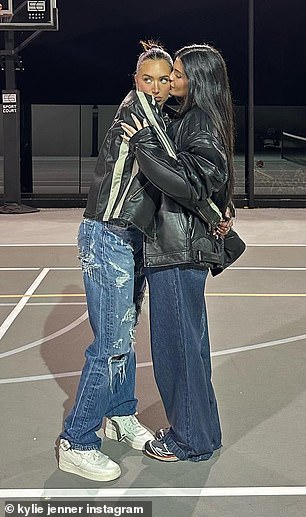 休闲:Kylie 穿着别致的超大号皮夹克和宽松牛仔裤,与运动鞋合作拍摄照片