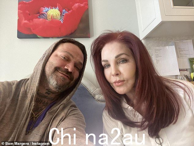 击倒它:普里西拉普雷斯利否认了 Bam Margera 的说法,她在最近的一次聚会中将曾经属于猫王的个人物品赠予了他,并发表了一份激烈的声明