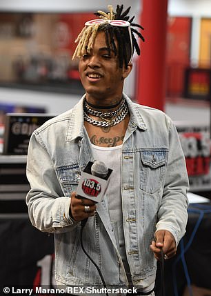 悲剧:XXXTentacion,本名 Jahseh Onfroy,于 2018 年 6 月 18 日被枪杀,年仅 20 岁。佛罗里达州波帕诺海滩的汽车运动商店