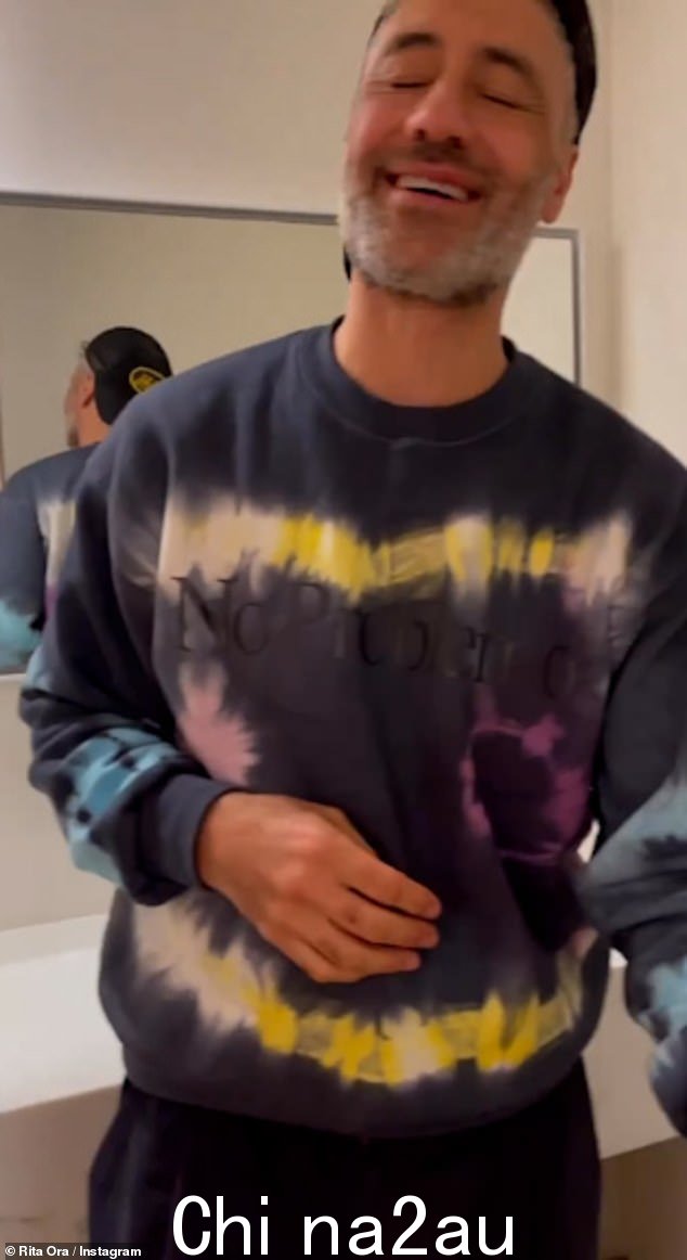 接受在他的步伐中?Taika 被 Rita 在视频中反复跳到他身上震惊后笑了起来