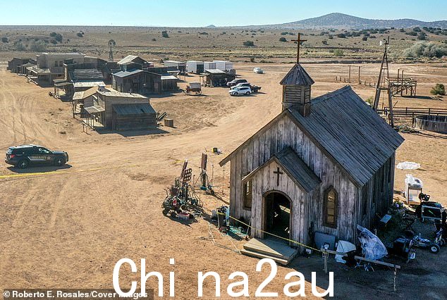 哈钦斯在 2021 年电影 Rust 拍摄期间拍摄的教堂布景