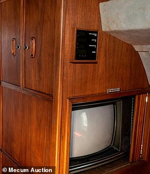 娱乐:机载娱乐系统包括电视、RCA VCR 播放器和录音带播放器以及每个座位上带有音频控件的耳机端口