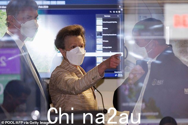 紧急服务继续应对飓风的影响,因为大地震也袭击了这些岛屿