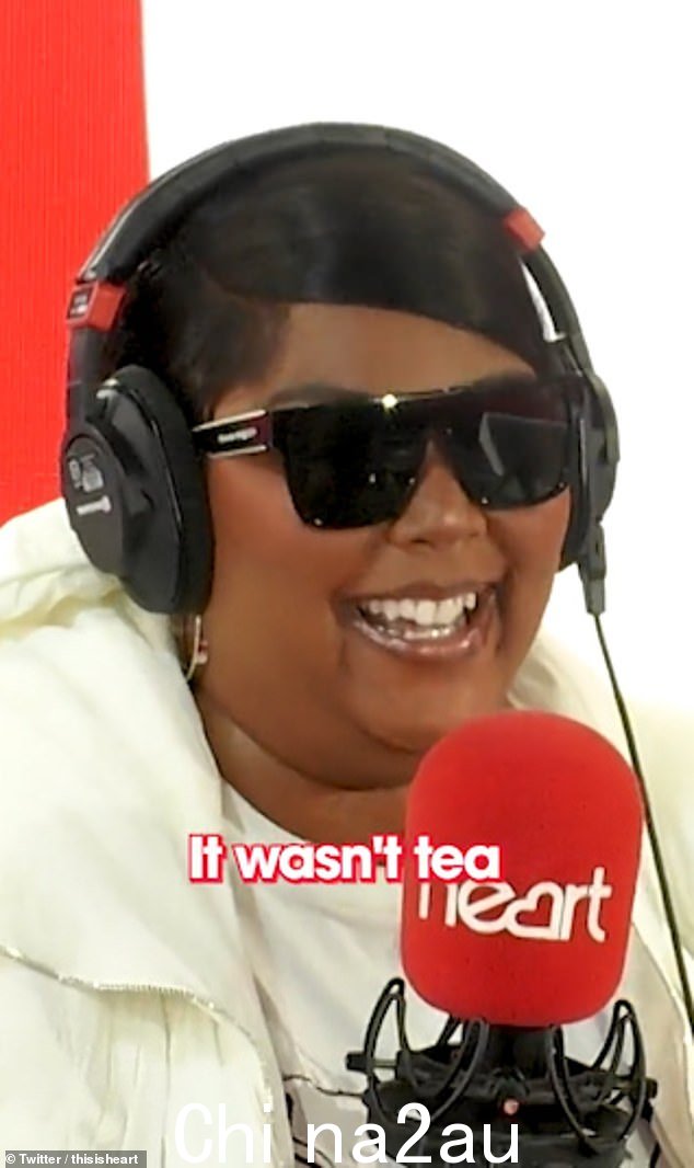 Lizzo 说:'她喝酒,有趣的是我也喝,但我不敢在她家要这个,但我们喝加冰的酒,冰块!'