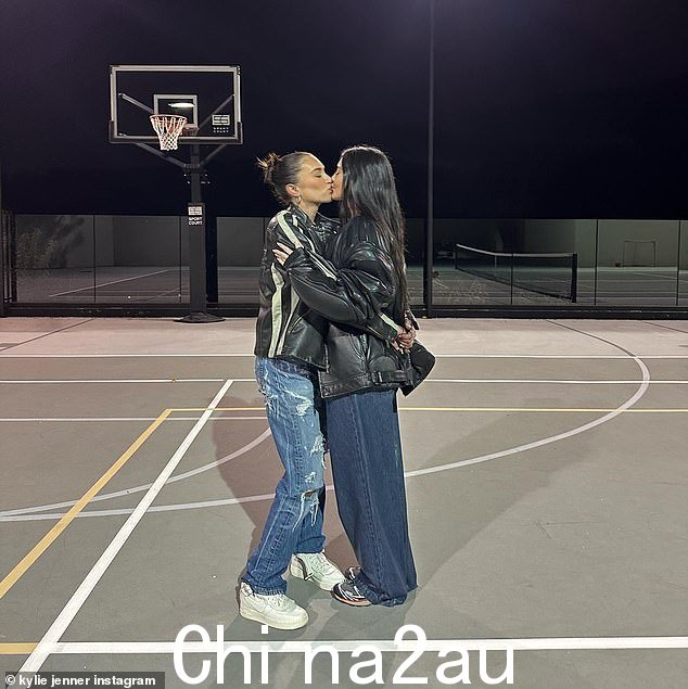BFFs:本周,凯莉在与男友特拉维斯斯科特分手后作为单身女士度过了情人节。与最好的朋友 Anastasia Karanikolaou 一起度过