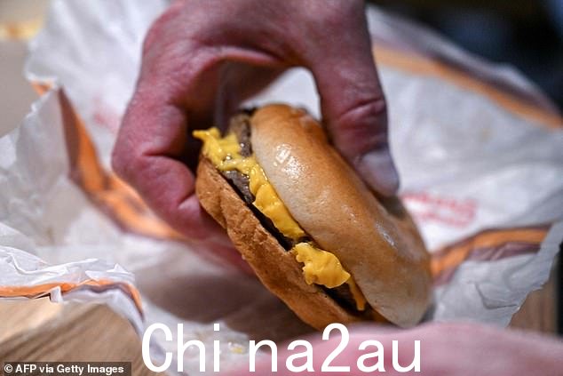一个双层芝士汉堡不会上涨,但一个三层芝士汉堡现在要花掉你 2 英镑。 89 as prices rise