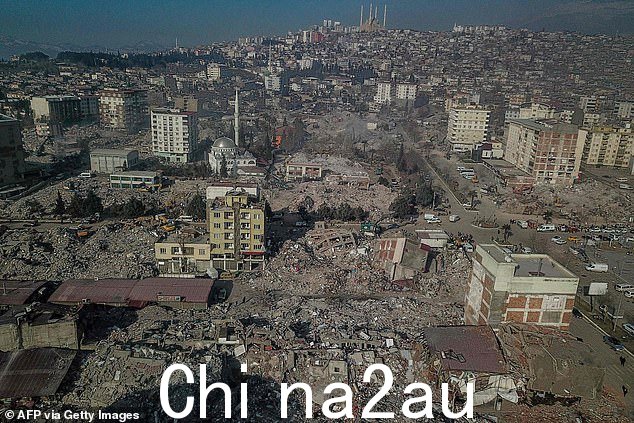 图:2023 年 2 月 14 日在土耳其东南部 Kahramanmaras 正在进行的救援行动中倒塌建筑物的鸟瞰图