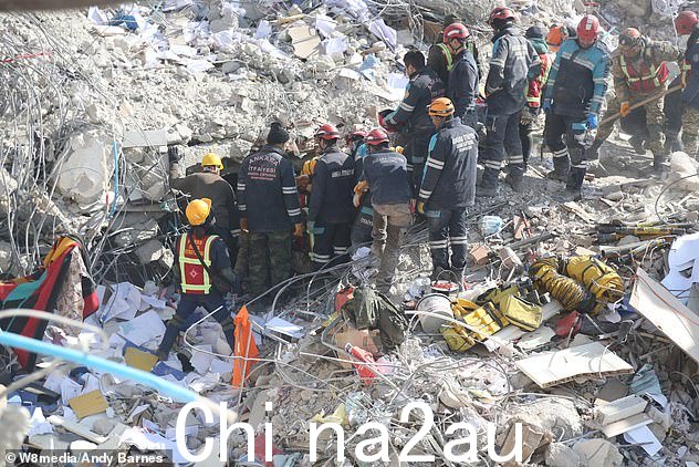 MailOnline 目睹了紧张的场面(如图),安卡拉消防员的搜救队爬进狭窄的裂缝,试图找到可能的幸存者——据信三名女学生姐妹被困在他们公寓楼的废墟下