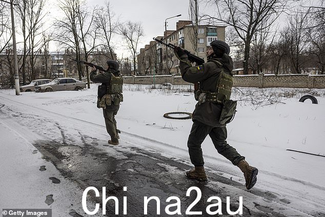乌克兰武装部队每天发射大约 6,000 发炮弹,远远超过其西方盟友的补给速度。图为:在巴赫穆特巡逻的乌克兰士兵