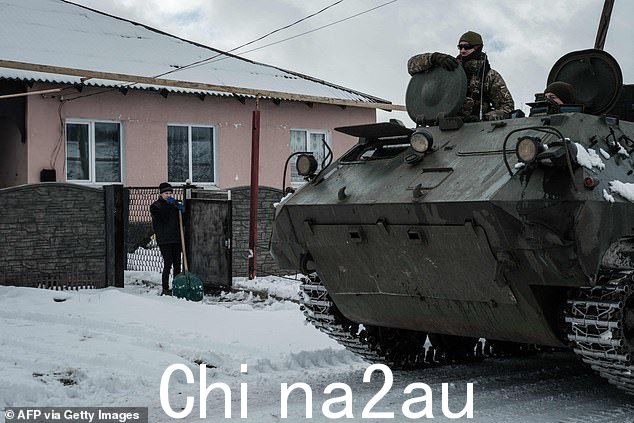 昨天,当一辆乌克兰装甲运兵车 (APC) 经过她在东部城市 Chasiv Yar 的家时,一名妇女停止铲雪