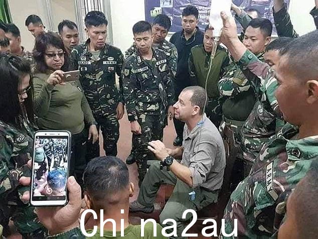 申金先生(中)曾在众多军队和执法部门服役nt 尸体遍布世界各地,并在他之前的一次行动中看到这里