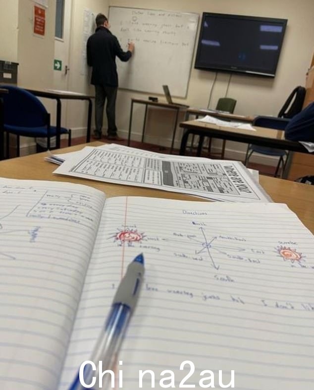 这名少年还分享了他在足球训练间隙努力上课的照片