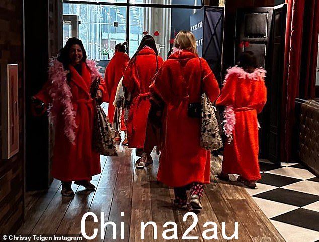 这位著名美食家的说明继续说:'对我来说,让女性在一个房间里为我的生活增添很多意义,这样我就可以通过看脱衣舞男和吃意大利面来庆祝她们. '我非常爱你们。感谢你们全心全意地爱我,爱我的好与坏,我所有的人'