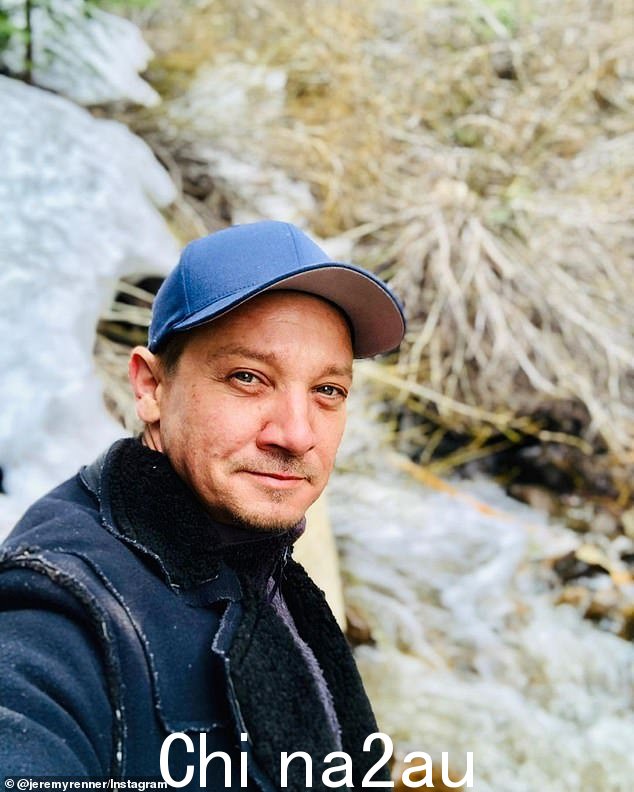 新节目:在他几乎致命的扫雪机事故发生后仅一个半月,杰里米·雷纳在康复之路上精神抖擞,甚至戏弄了他的新迪士尼 Plus 系列 Rennervations