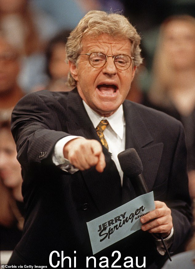 Jerry Springer,79 岁,揭开了他的同名节目 The Jerry Springer Show 的盖子,揭示屏幕上显示的一切都是真实的。 (附图:Jerry Spring 展示了 1998 年的一集,标题为“我的同父异母兄弟怀孕了”)