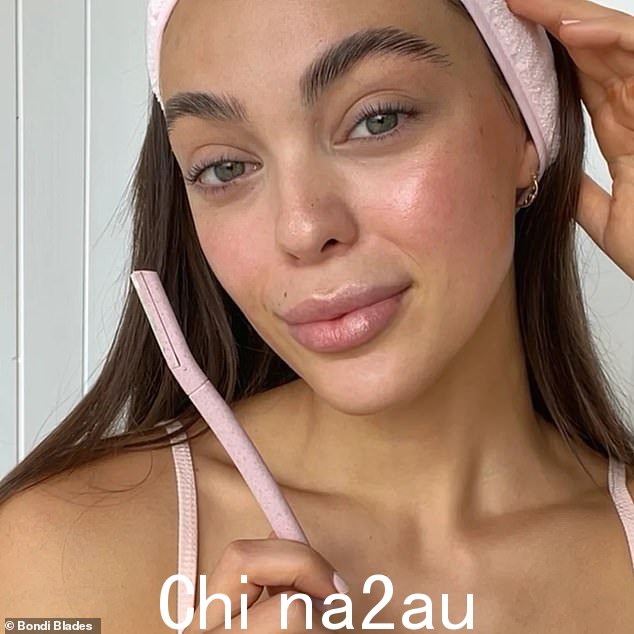 TikTok 上的粉丝坚称 Bondi Blades 的皮肤刨削刀片为他们提供了一块“漂亮的画布”用于化妆,让他们的皮肤感觉“非常光滑”