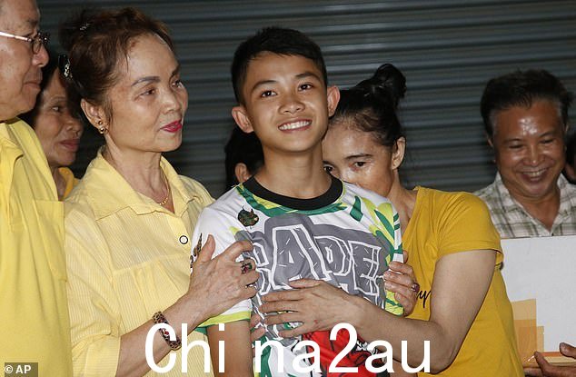 Duangpetch Promthep(中图)是 Wild Boars 队的 12 名年轻足球运动员之一,他们被上涨的洪水困住了两周。本周宣布他在英国莱斯特郡去世,他在那里获得了足球奖学金