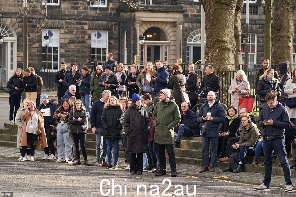 在斯特金女士宣布之前,一群人聚集在爱丁堡的 Bute House 外面