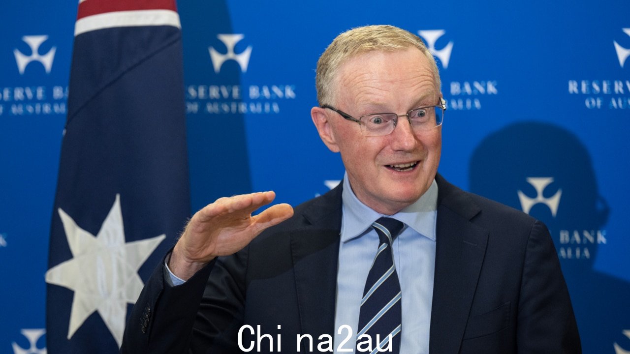 RBA 州长得到他在议会前向银行家做的‘时机不对’简报” /><p>然而,Lowe 先生表示,虽然银行希望降低通胀,但董事会需要“保持就业收益”,因为目前失业率为 3.5% % - 50 年来最低。</p><p>“我们希望降低通货膨胀率,但我们也希望保持我们已经取得的就业增长,”他说。 </p><p>“毫无疑问,我们会受到冲击,也许我们会受到打击,但我们希望降低通货膨胀率,我们希望保留我们在劳动力市场上来之不易的成果” </p><p>“我们有机会做到这一点。不能保证,但我们有机会做到。”</p><img class=